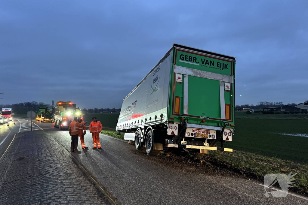 Vrachtwagen verliest oplegger op drukke weg