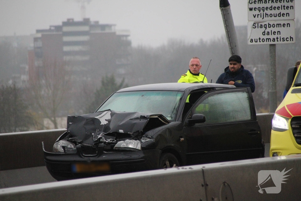Zware aanrijding tussen bakwagen en auto in Dordrecht