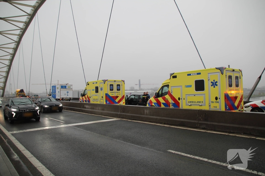 Zware aanrijding tussen bakwagen en auto in Dordrecht