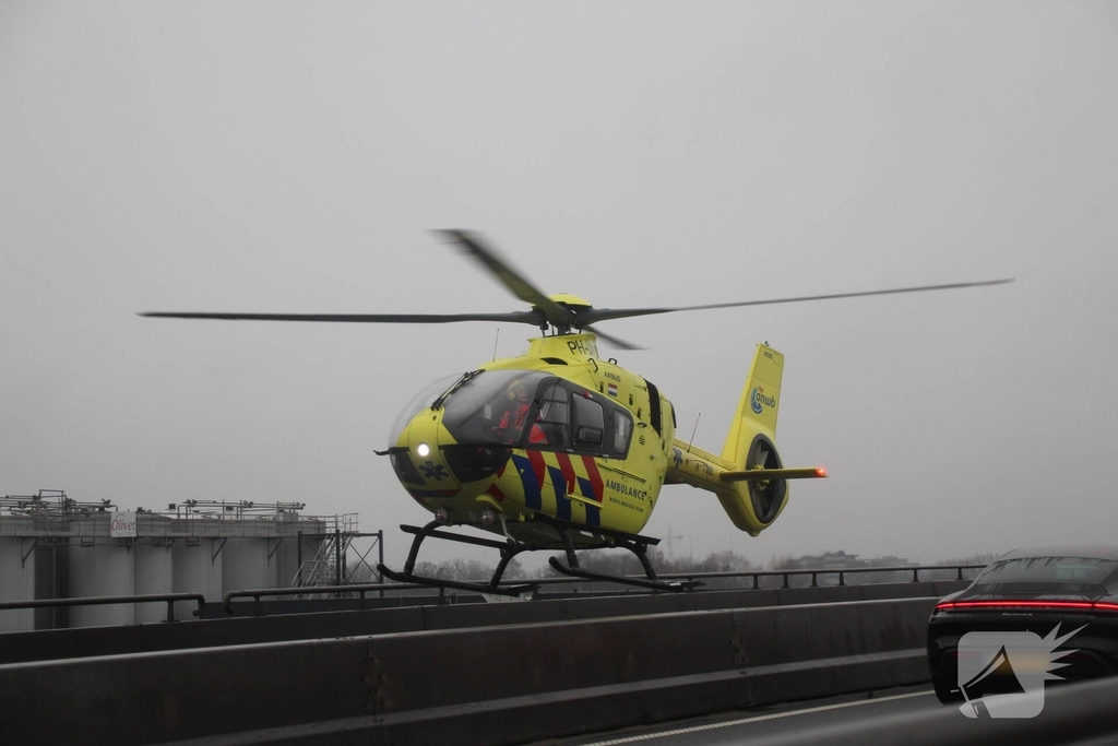 Zware aanrijding tussen bakwagen en auto in Dordrecht