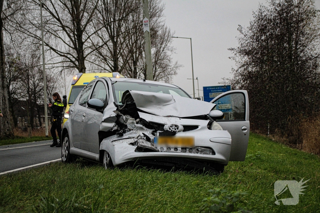 Zware aanrijding tussen twee auto's zorgt voor schade