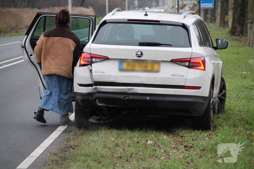 Zware aanrijding tussen twee auto's zorgt voor schade