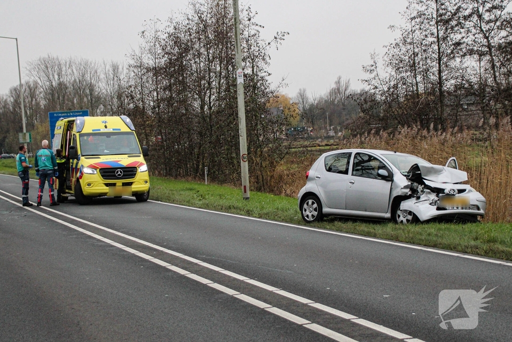 Zware aanrijding tussen twee auto's zorgt voor schade