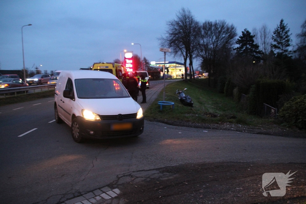 Ongeval tussen busje en scooter leidt tot ziekenhuisopname