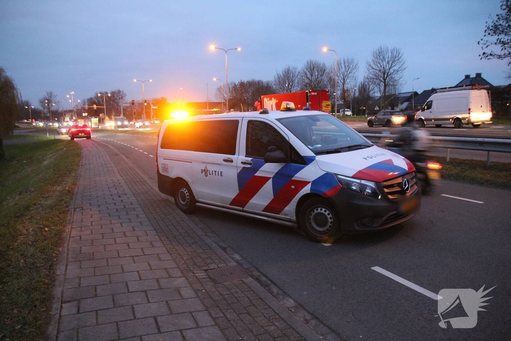 Ongeval tussen busje en scooter leidt tot ziekenhuisopname