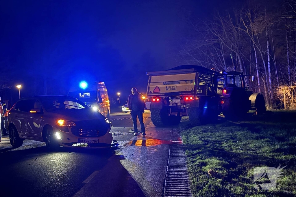 Botsing tussen auto en trekker leidt tot tijdelijke wegafsluiting