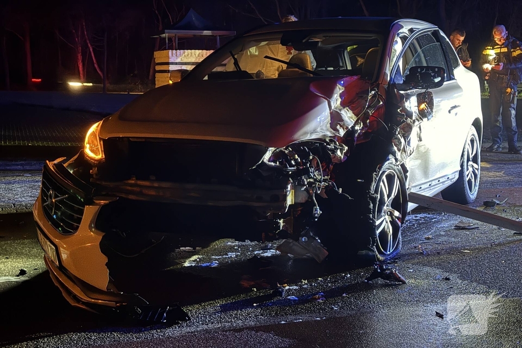 Botsing tussen auto en trekker leidt tot tijdelijke wegafsluiting