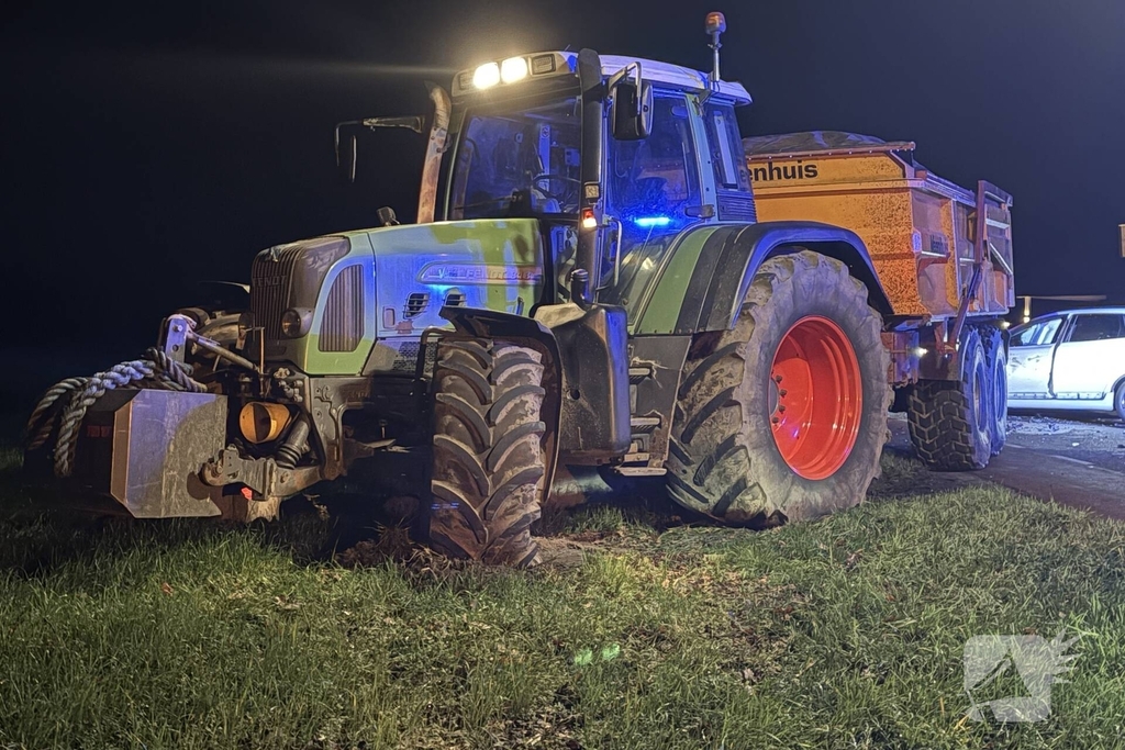 Botsing tussen auto en trekker leidt tot tijdelijke wegafsluiting