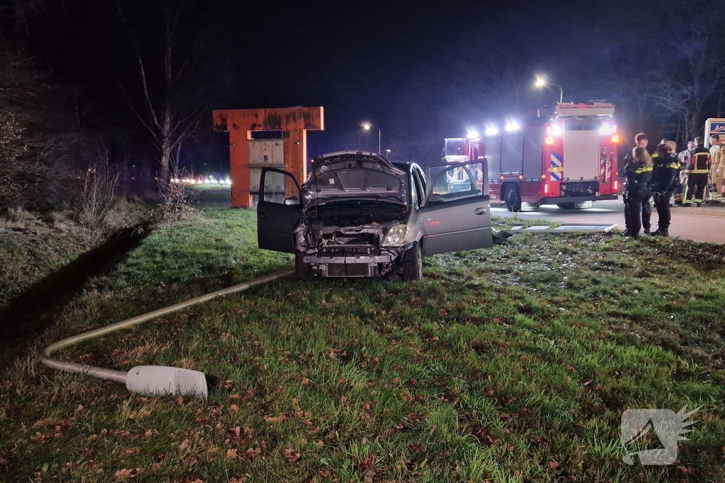 Auto botst door verkeersbord en raakt lantaarnpaal