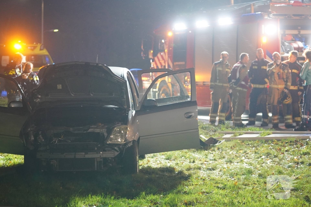 Auto botst door verkeersbord en raakt lantaarnpaal