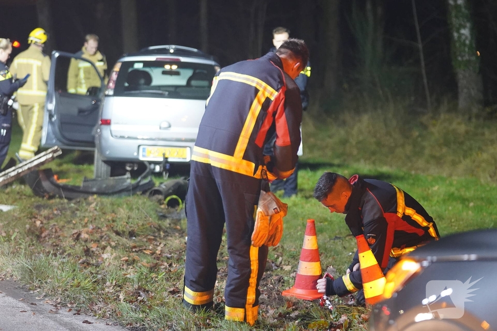 Auto botst door verkeersbord en raakt lantaarnpaal