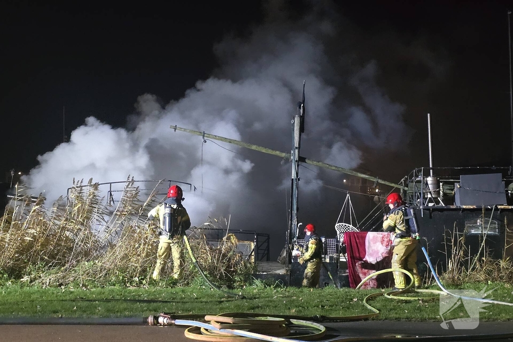 Brand in vaartuig veroorzaakt flinke rookontwikkeling