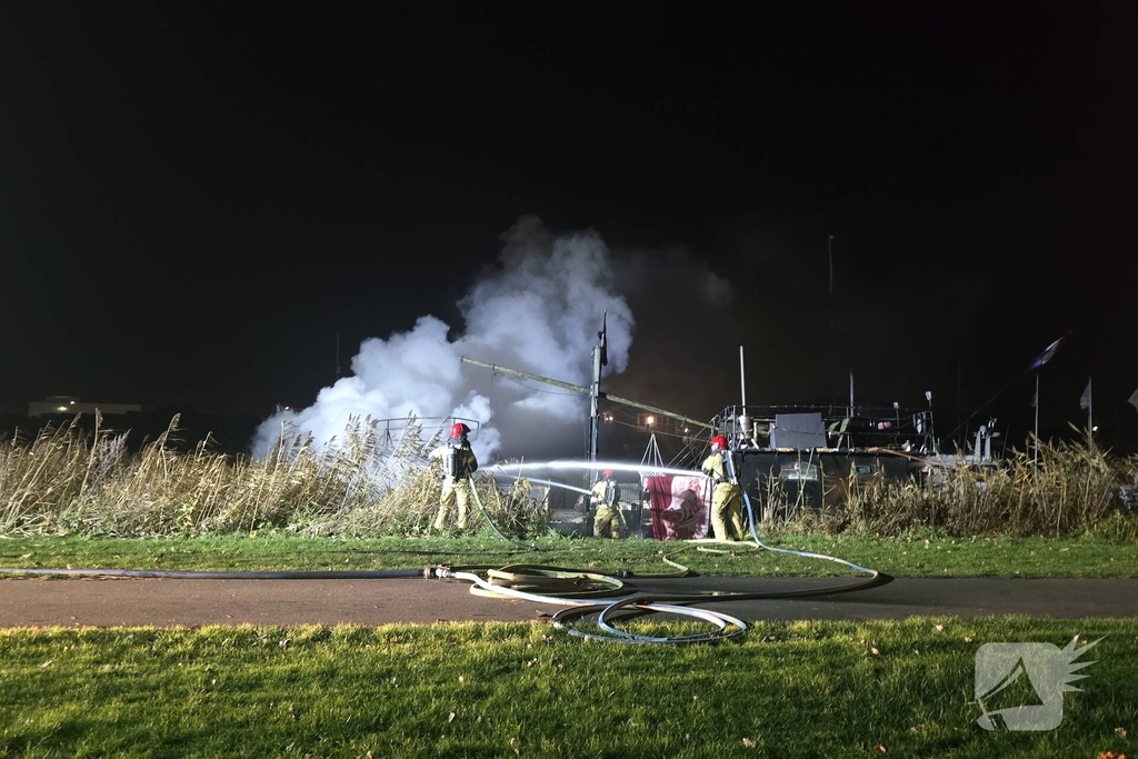 Brand in vaartuig veroorzaakt flinke rookontwikkeling