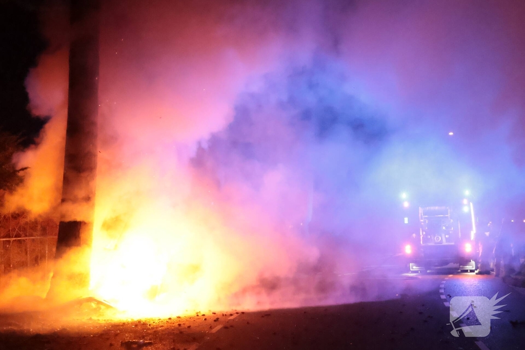 Auto vliegt in brand na eenzijdig ongeval