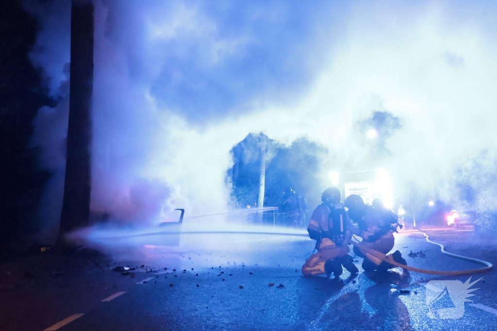 Auto vliegt in brand na eenzijdig ongeval