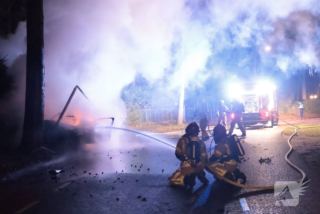 Auto vliegt in brand na eenzijdig ongeval