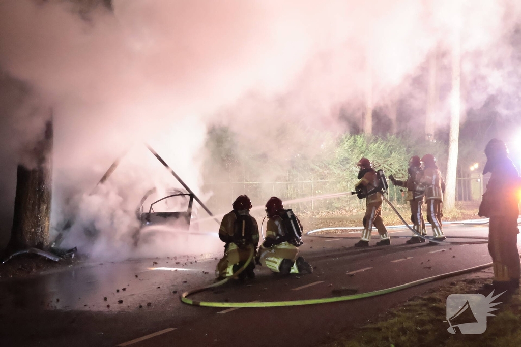 Auto vliegt in brand na eenzijdig ongeval