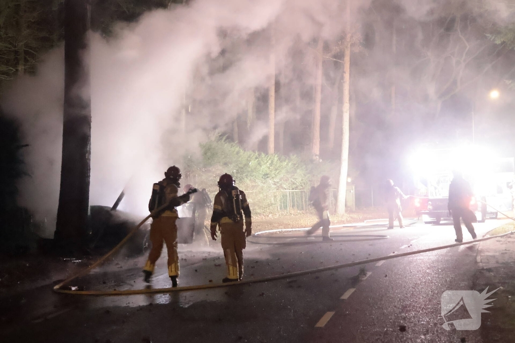 Auto vliegt in brand na eenzijdig ongeval