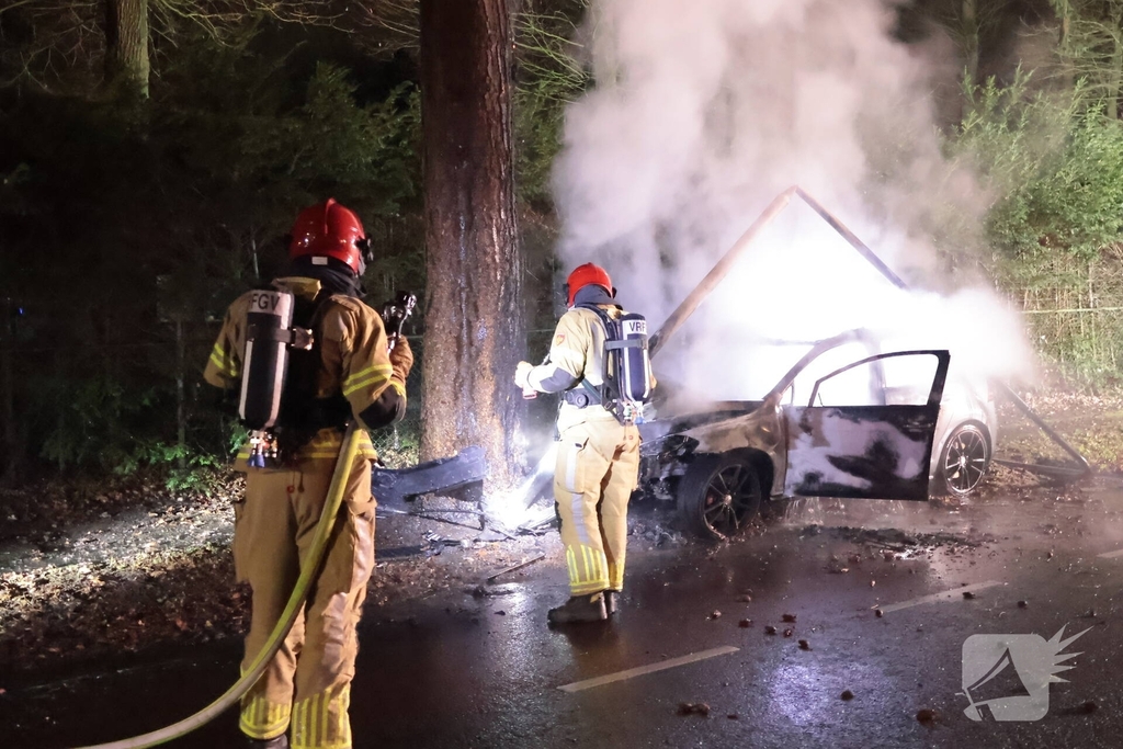 Auto vliegt in brand na eenzijdig ongeval