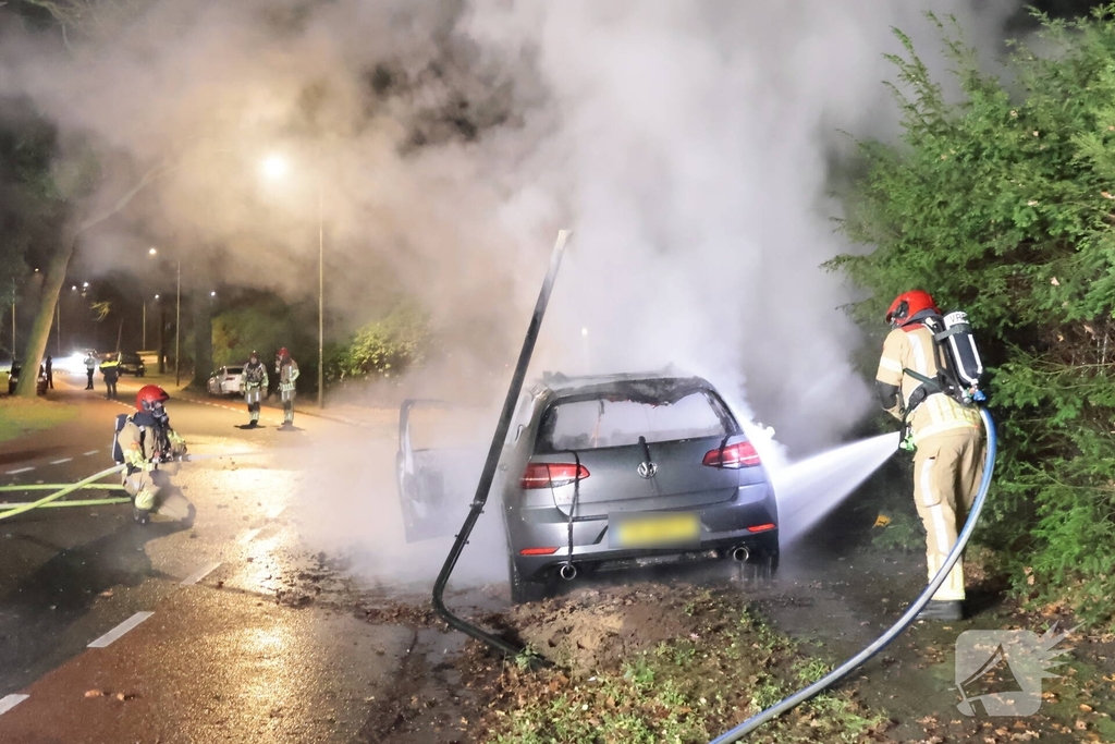 Auto vliegt in brand na eenzijdig ongeval