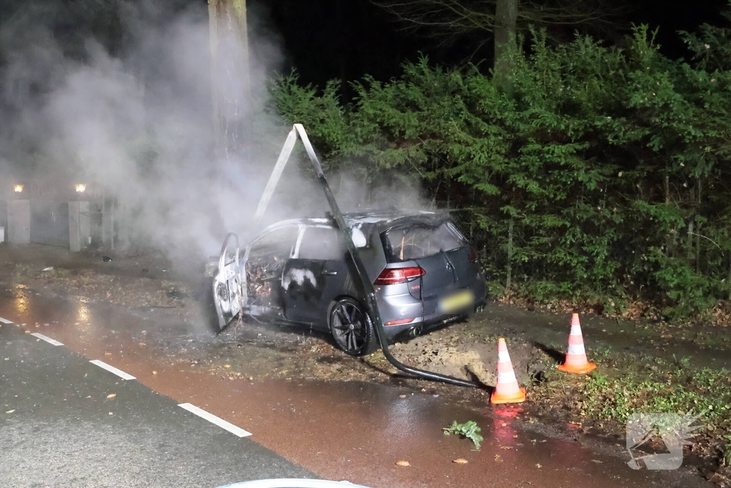 Auto vliegt in brand na eenzijdig ongeval