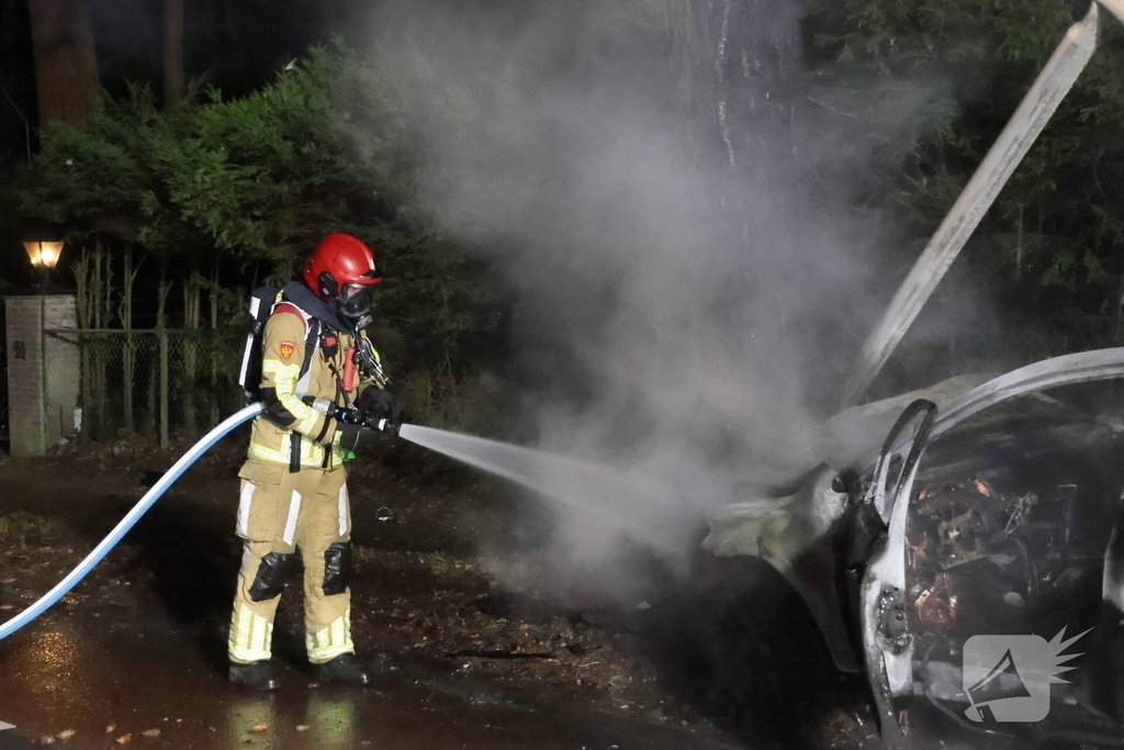 Auto vliegt in brand na eenzijdig ongeval