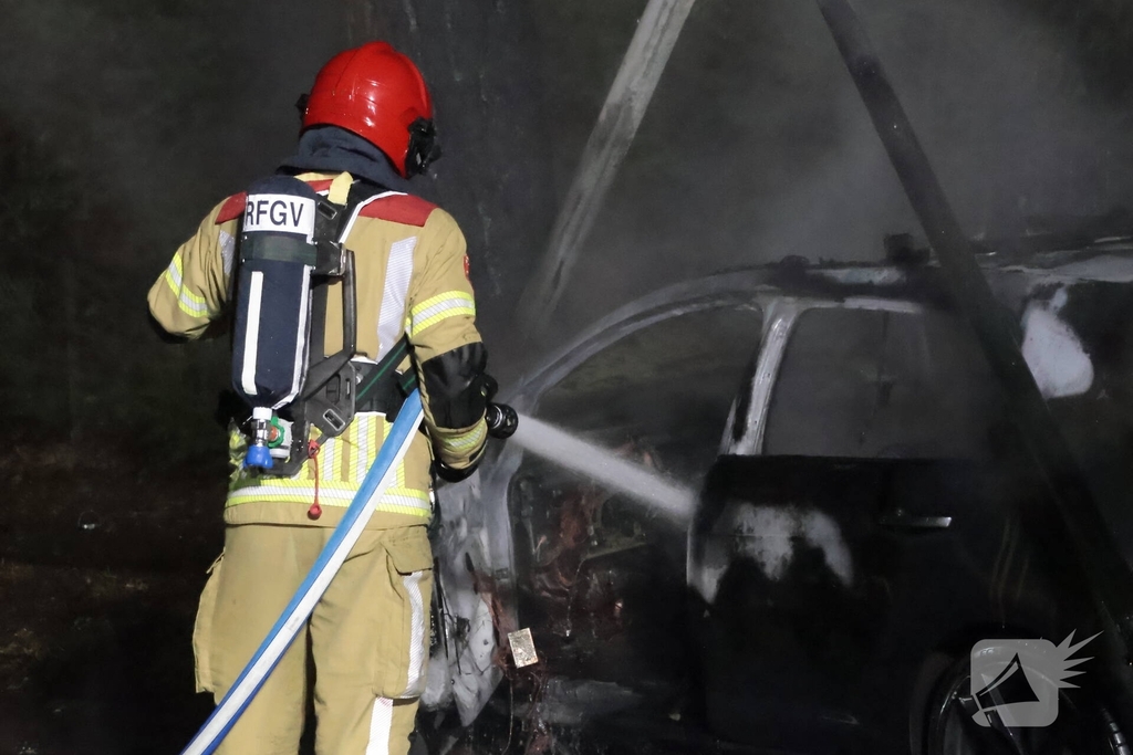 Auto vliegt in brand na eenzijdig ongeval