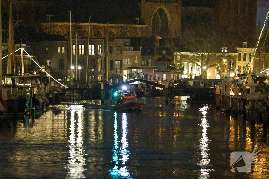 Jongeman in het water na achtervolging