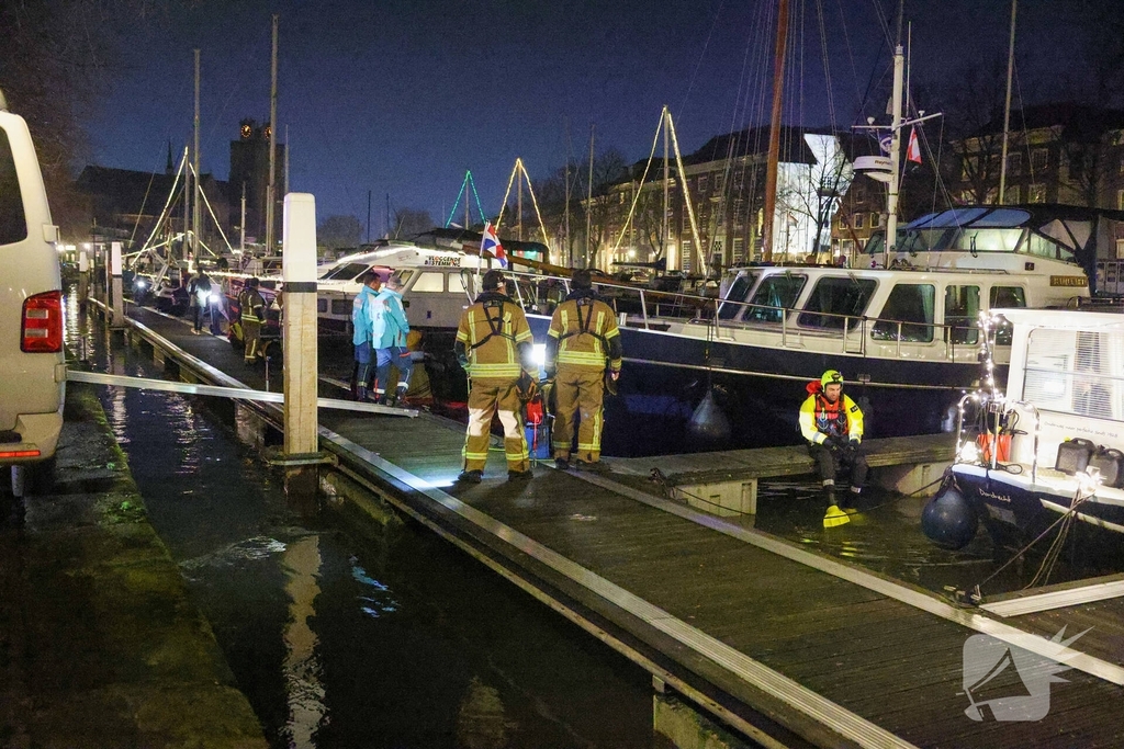Jongeman in het water na achtervolging