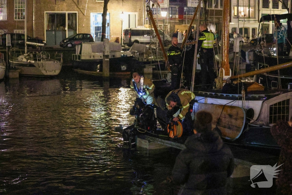 Jongeman in het water na achtervolging