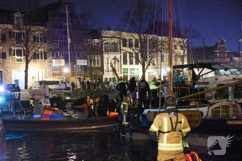 Jongeman in het water na achtervolging