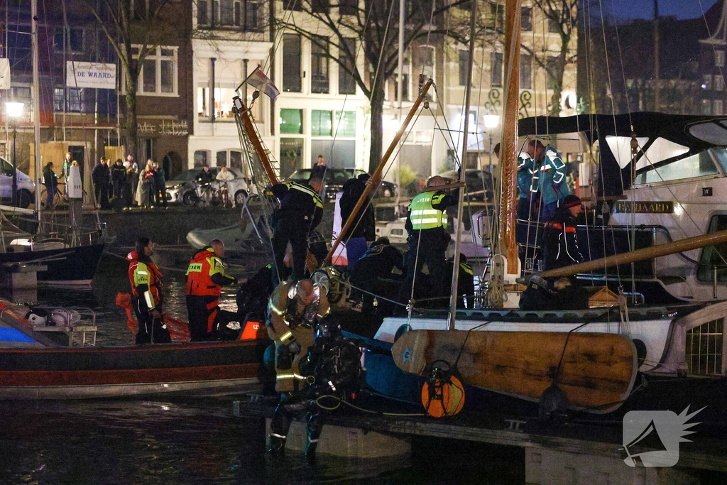 Jongeman in het water na achtervolging