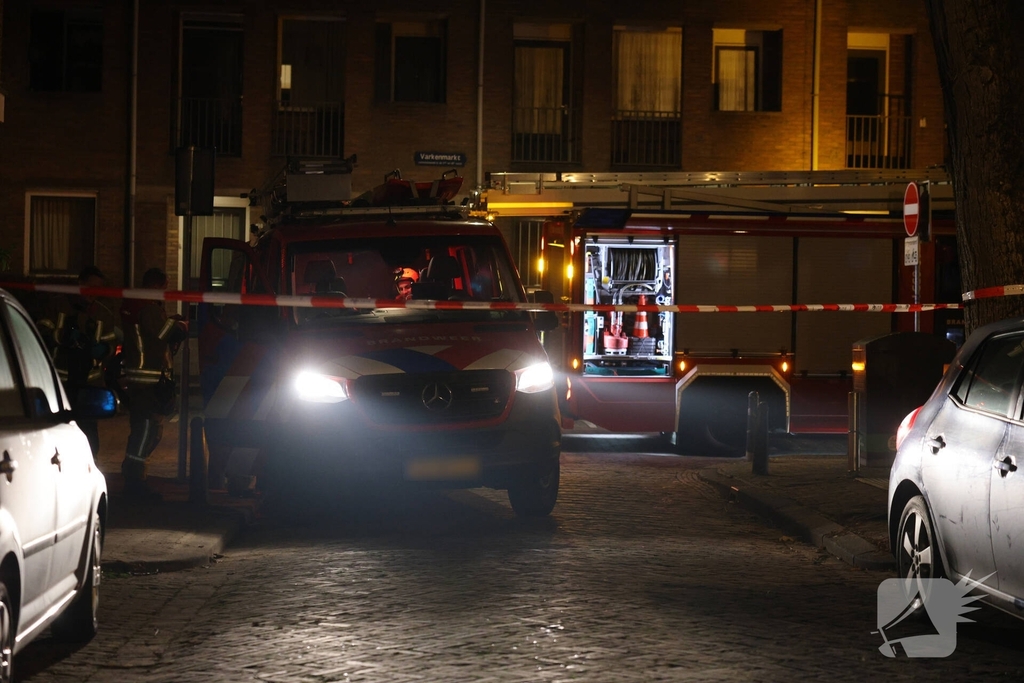 Jongeman in het water na achtervolging