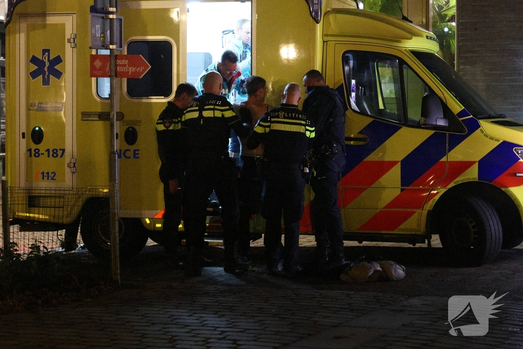 Jongeman in het water na achtervolging