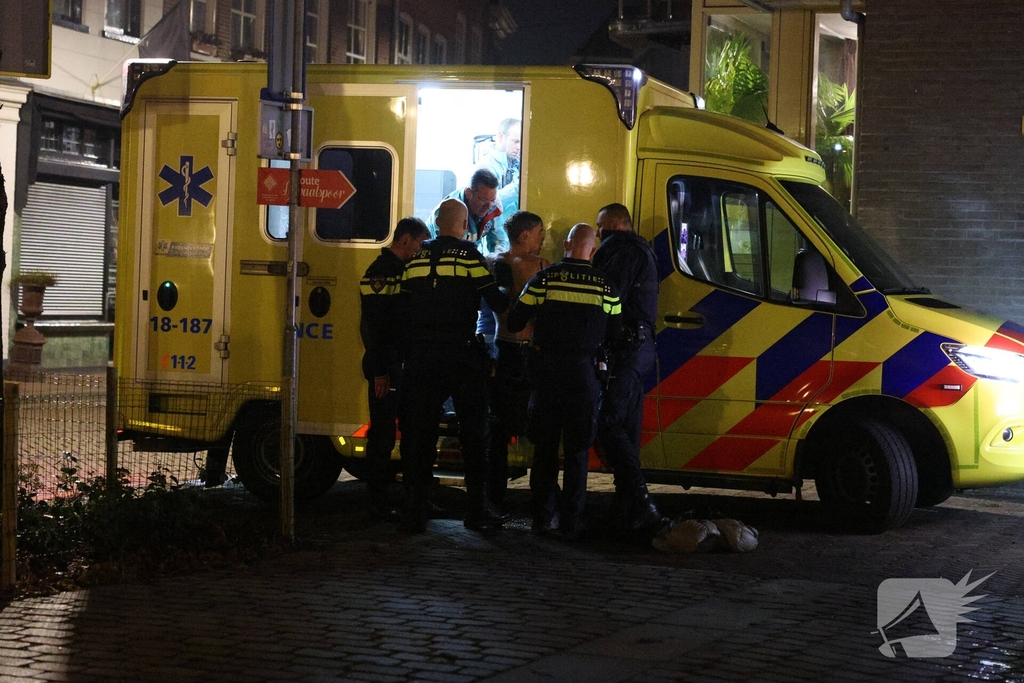 Jongeman in het water na achtervolging