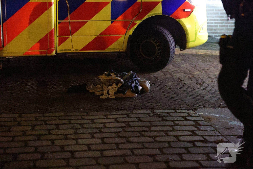 Jongeman in het water na achtervolging