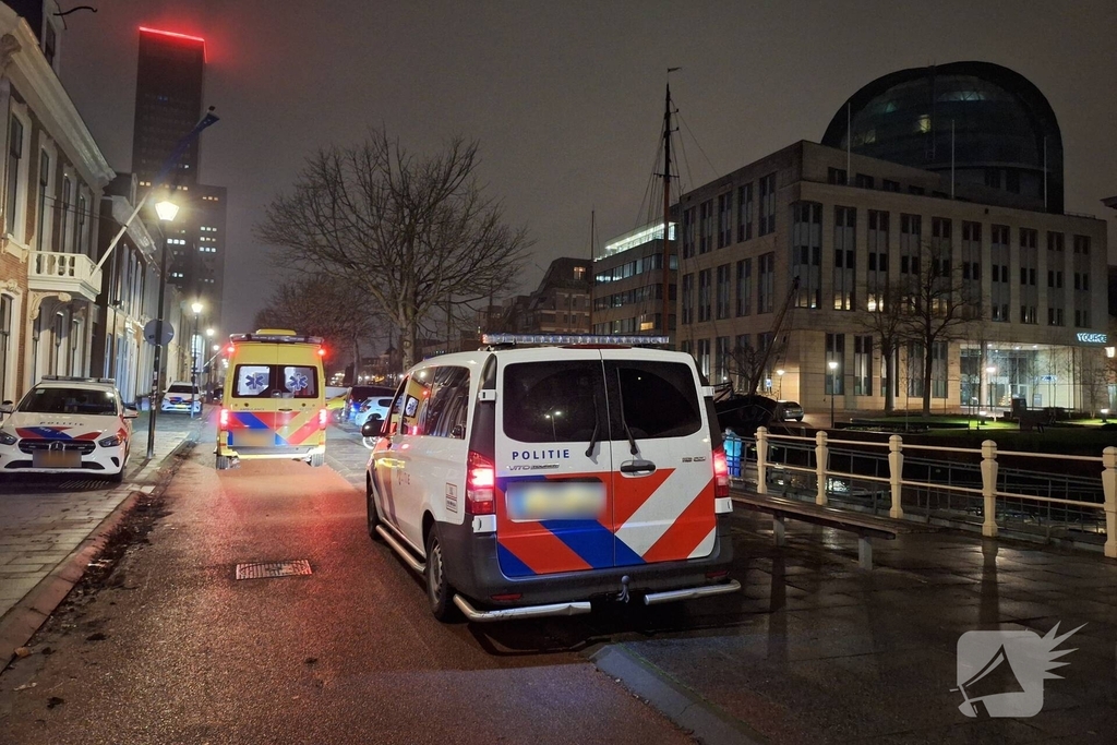 Persoon te water gered door omstanders