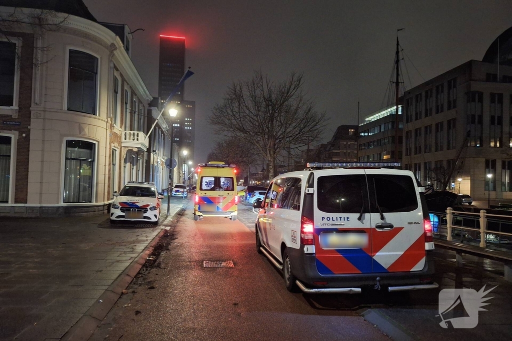 Persoon te water gered door omstanders