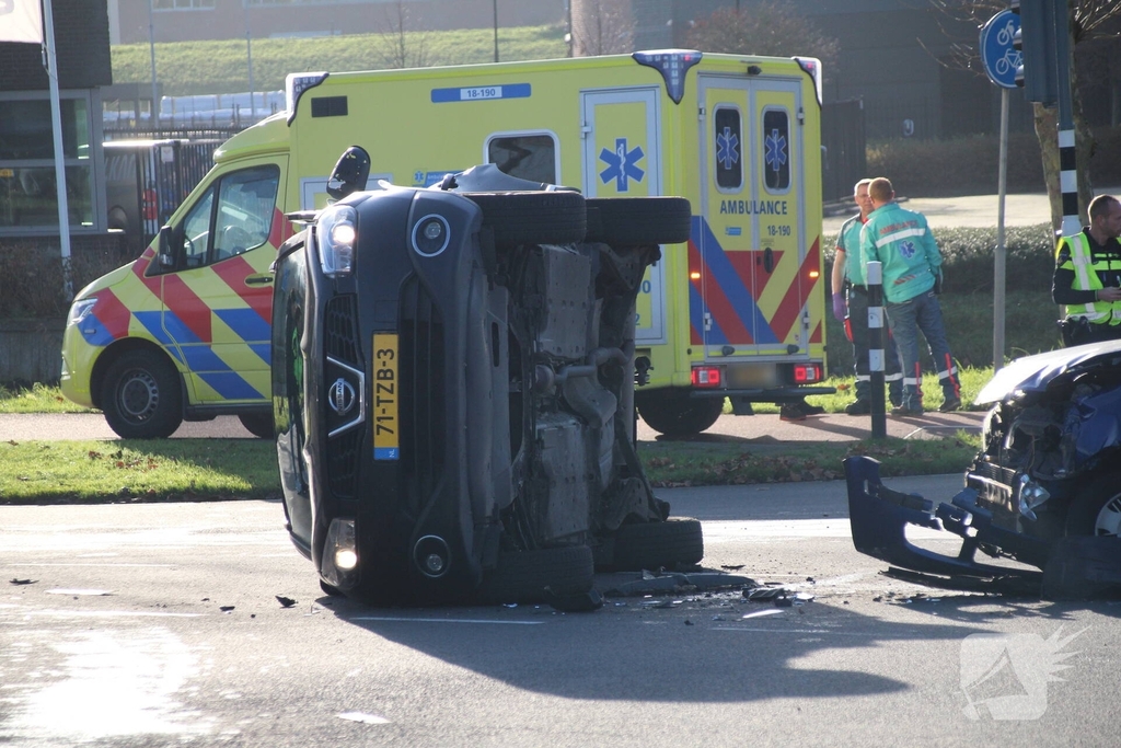 Zwaar ongeval tussen twee auto's met voertuig op zijn kant