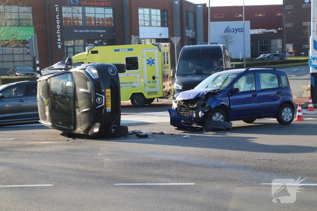 Zwaar ongeval tussen twee auto's met voertuig op zijn kant