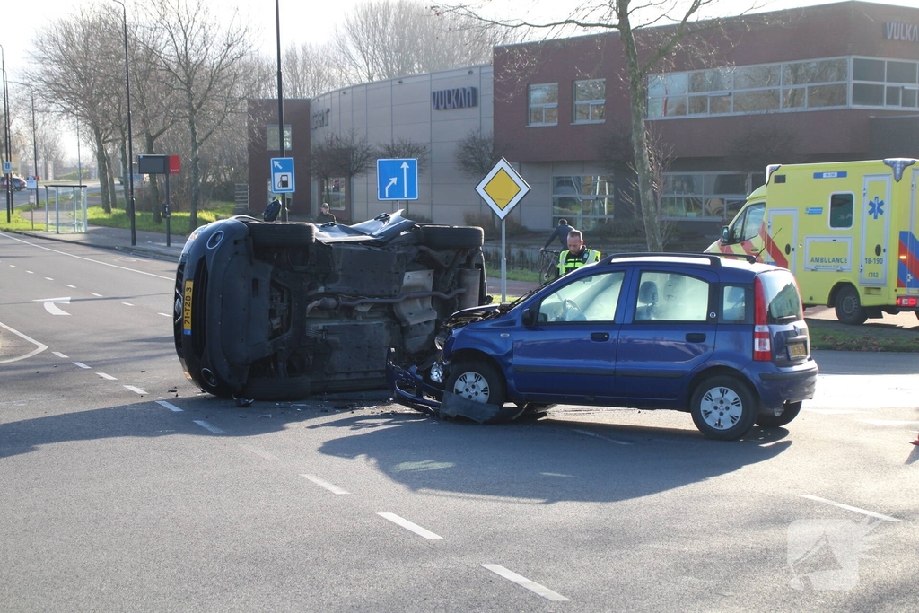Zwaar ongeval tussen twee auto's met voertuig op zijn kant