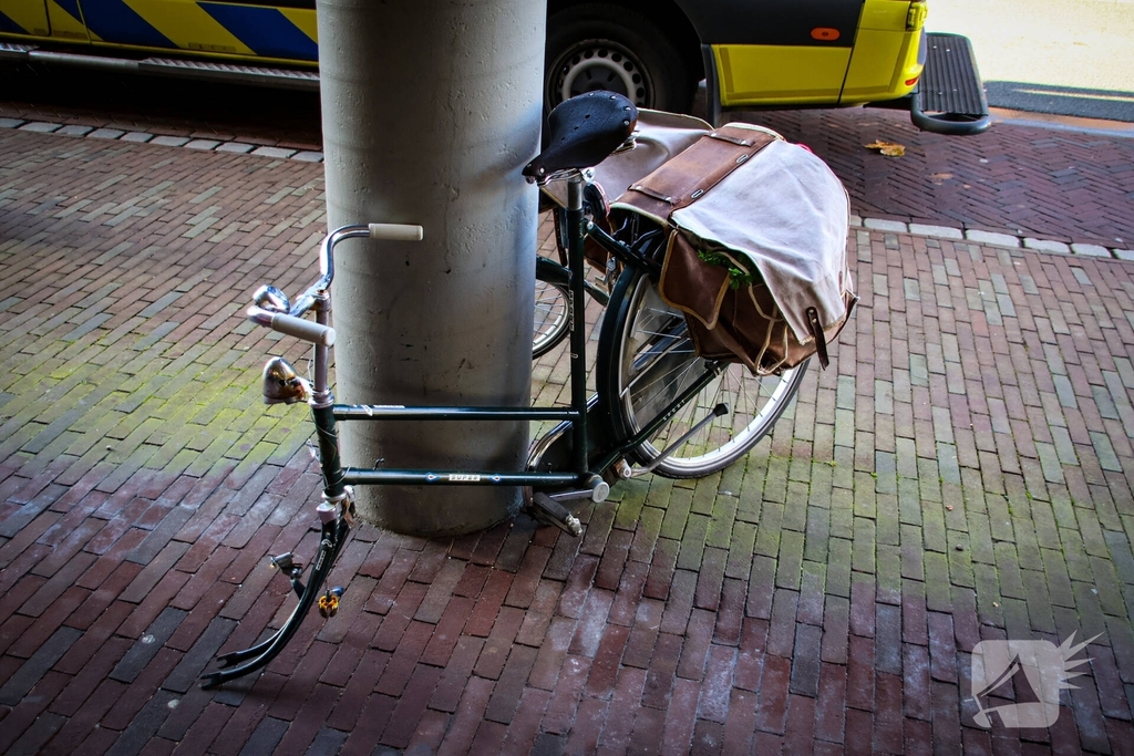 Fietser geraakt bij bizar ongeval, auto komt tegen pilaar tot stilstand