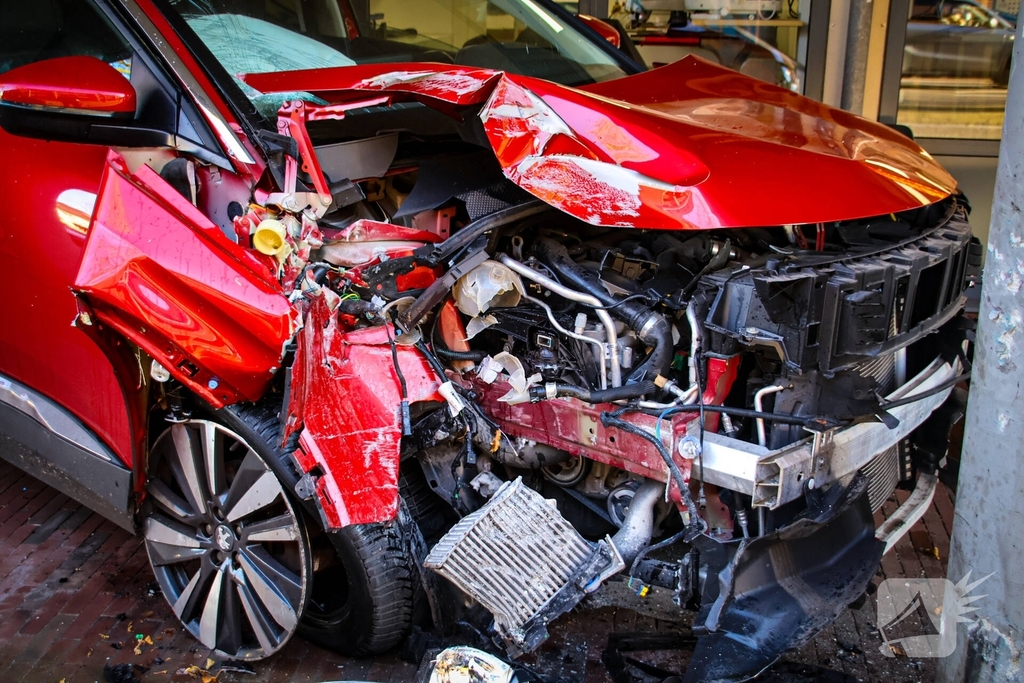 Fietser geraakt bij bizar ongeval, auto komt tegen pilaar tot stilstand