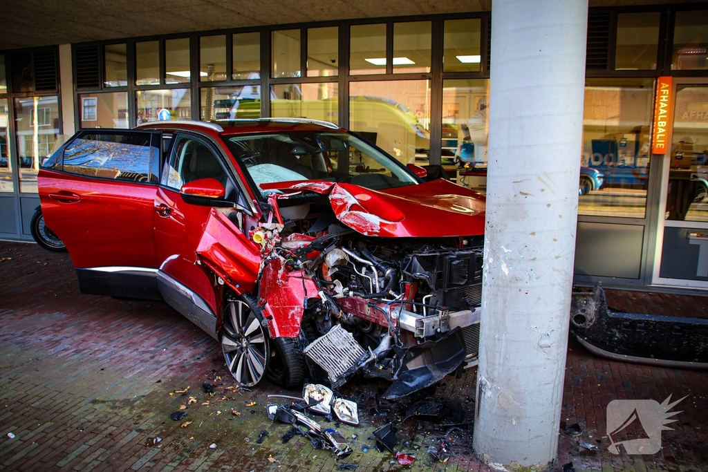 Fietser geraakt bij bizar ongeval, auto komt tegen pilaar tot stilstand