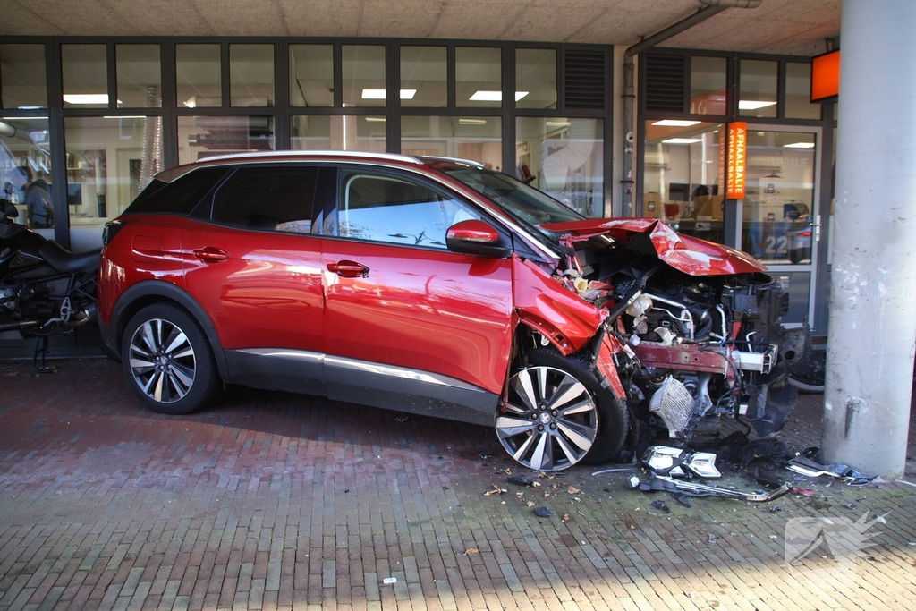 Fietser geraakt bij bizar ongeval, auto komt tegen pilaar tot stilstand