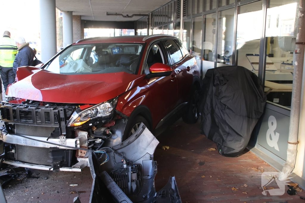 Fietser geraakt bij bizar ongeval, auto komt tegen pilaar tot stilstand