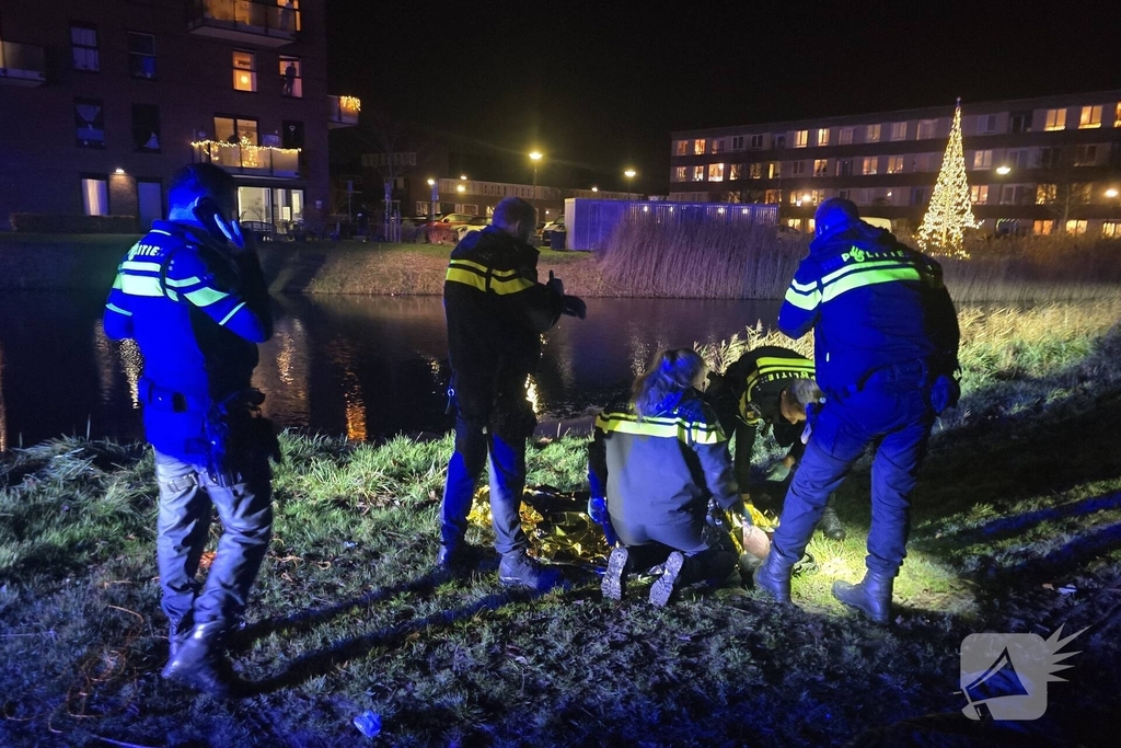 Bekeurde dronken man rent weg van politie en springt in water