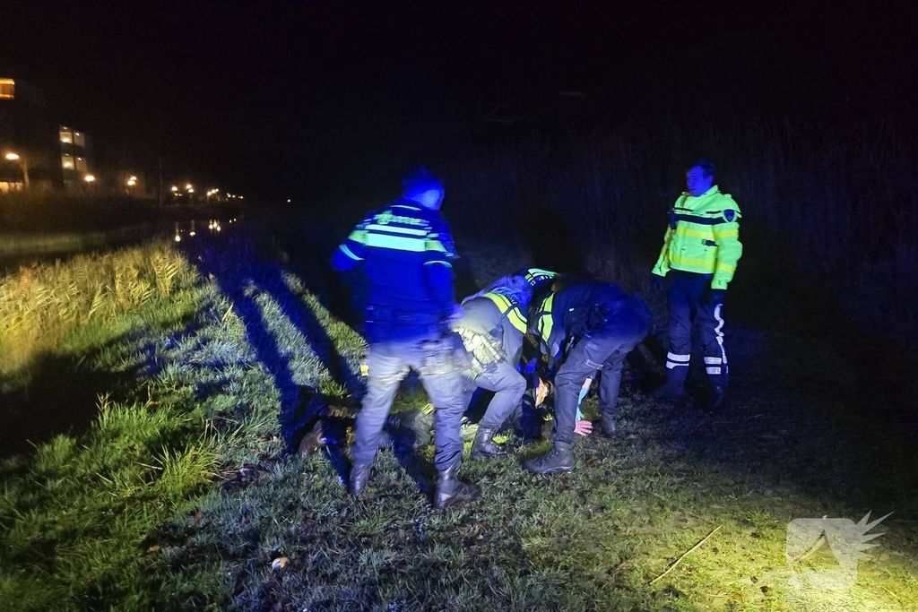 Bekeurde dronken man rent weg van politie en springt in water