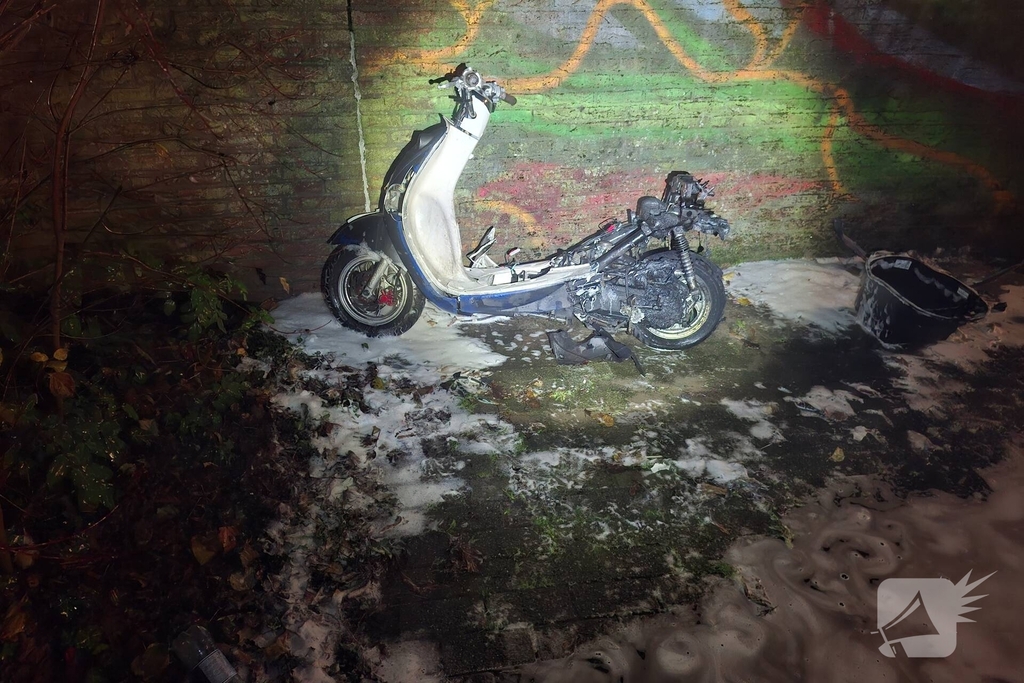 Scooter gaat volledig in vlammen op