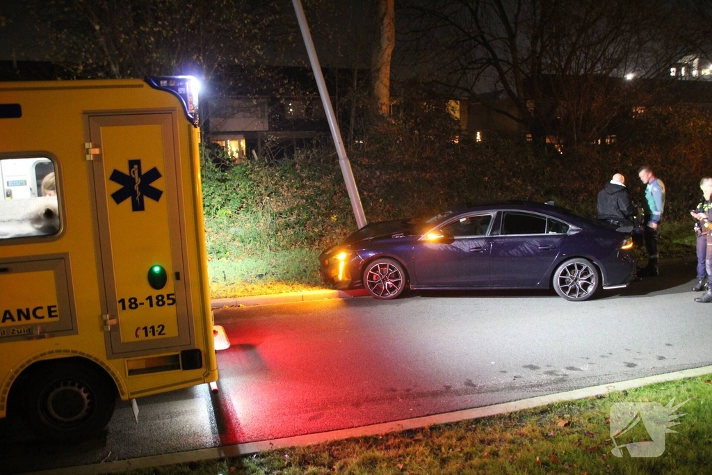 Auto botst tegen lantaarnpaal met meerdere gewonden